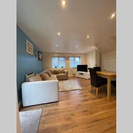 Entire 2-Bedroom Home By Weghomes Rochester  Bagian luar foto