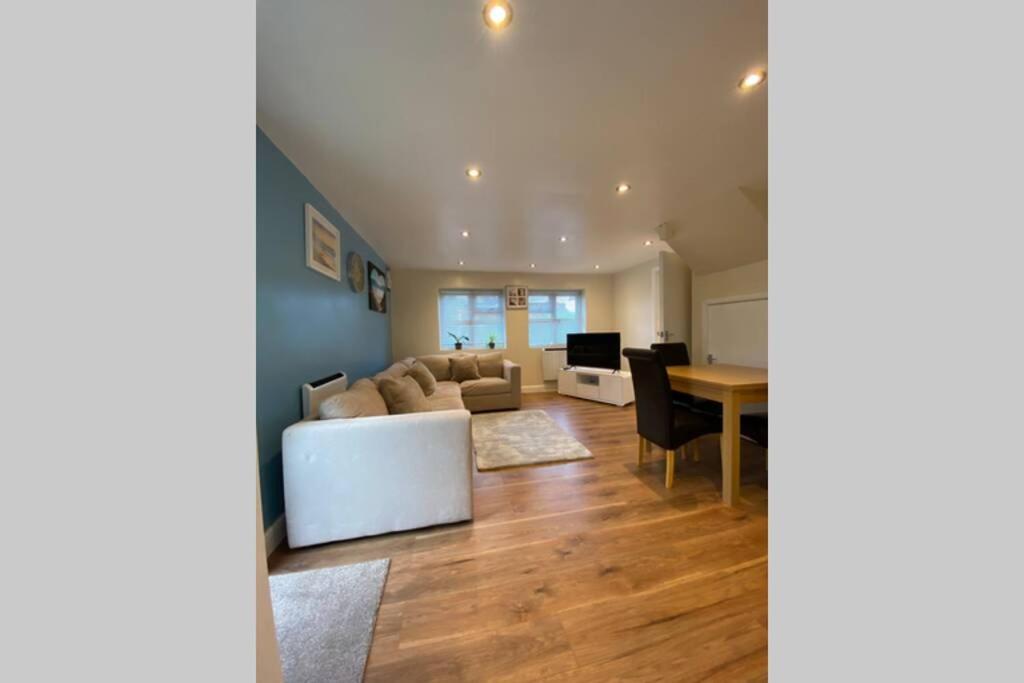 Entire 2-Bedroom Home By Weghomes Rochester  Bagian luar foto